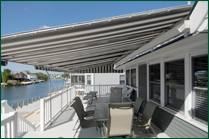 Retractable awning shielding a deck